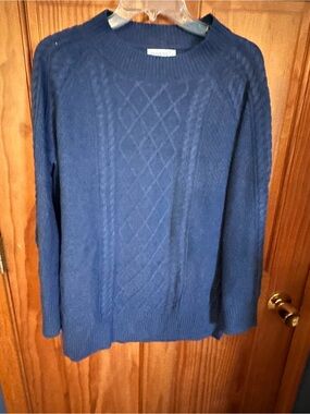 Women's Crewneck Cable Knit Sweater in Navy